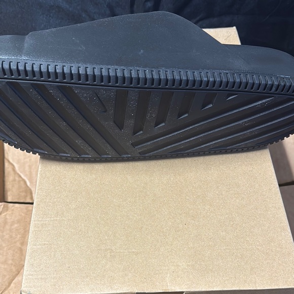 Nike Calm Slide in Black - Picture 4 of 4